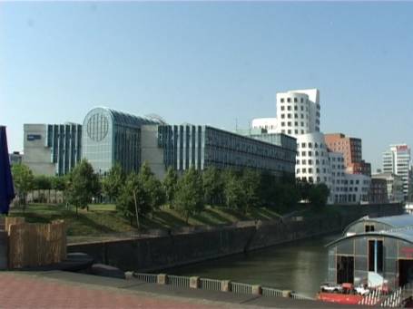 Düsseldorf : Medienhafen, WDR-Landesstudio im Vordergrund links im Bild